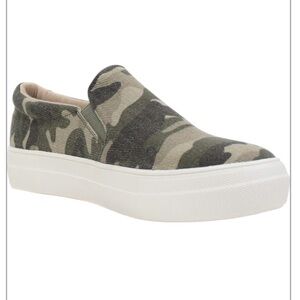 Soda Slip On Sneakers Memory Foam Insoles Camo Canvas Size 7